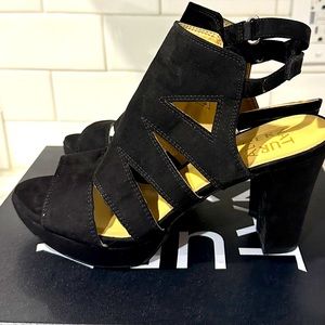 Womens 8.5 Naturalizer heels.